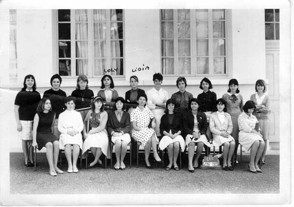 r_1964-1965_4eme 5.jpg - Lycée Regnault - TANGER / MAROC - Année scolaire: 1964-1965 classe 4ème 5Photo communiquée par Lolli Herrera Je ne me souviens malheureusement pas de tout le monde mais de quelques unes.  Debout :Mercedes Eljarrat, Isabel Ordonez, x, Loly Edery, Lidia Prandi, Ana Mari Mora, x, Benitez, Pena, x  Assise;Je suis la 3ème en commençant par la droite (Loli Herrera)  J'aimerais retrouver Lidia Prandi et Loly Edery car nous étions inséparables mais la vie nous joua des mauvais tours. 
